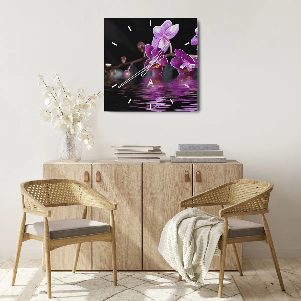 Reloj de pared - Reloj de vidrio - Orquídeas moradas sobre aguas tranquilas contra un fondo negro. - 30x30cm - Un reflejo lila de la belleza - Decoración de pared moderna para salón y dormitorio ARTTOR