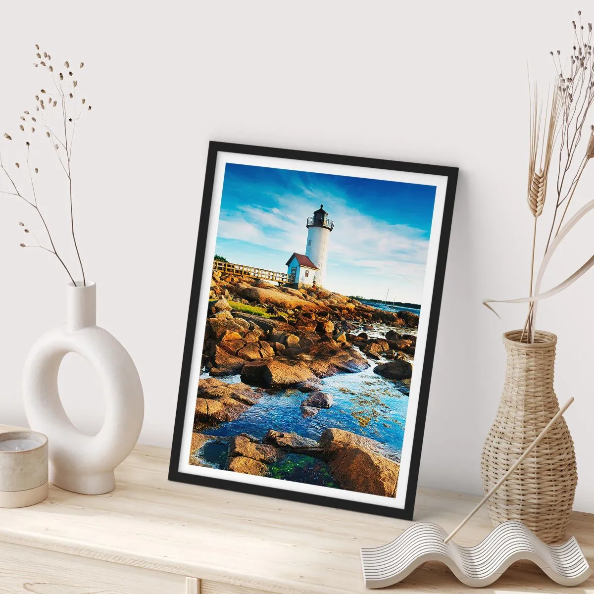 Póster en marco negro - Un faro en una costa rocosa en un día soleado. - 50x70cm - Esperando vuestro regreso - Decoración de pared moderna para salón y dormitorio ARTTOR