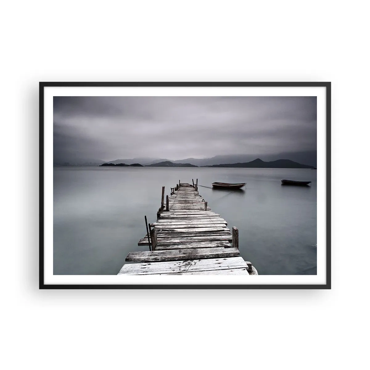 Póster en marco negro - Un puente de madera que conduce a la tranquila superficie del lago. - 100x70cm - Mañana partimos - Decoración de pared moderna para salón y dormitorio ARTTOR