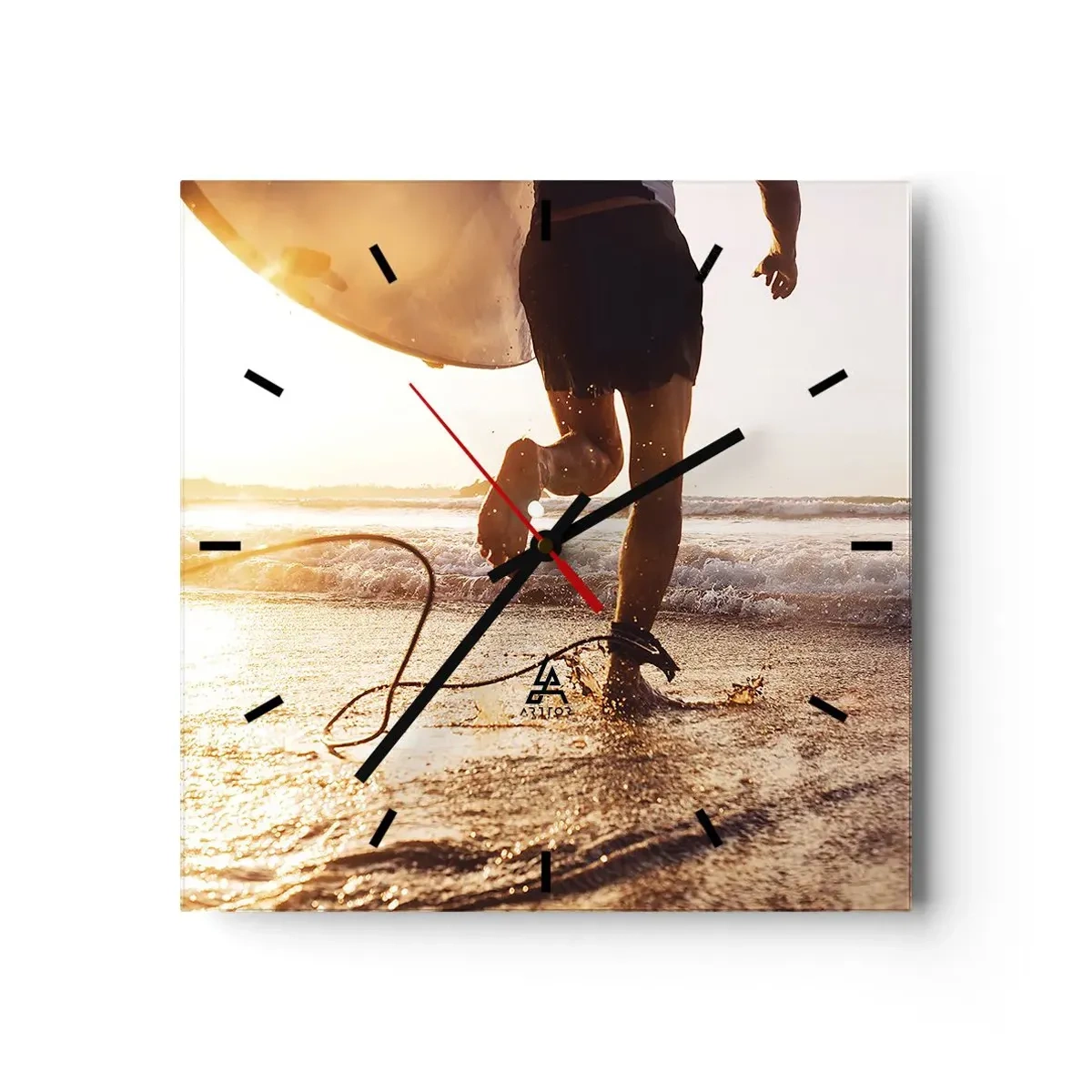 Reloj de pared - Reloj de vidrio - Un surfista corre por la playa con su tabla bajo el sol. - 30x30cm - Para enfrentar la ola - Decoración de pared moderna para salón y dormitorio ARTTOR