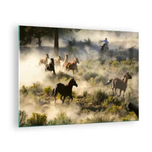 Cuadro sobre vidrio - Impresiones sobre Vidrio - Una manada de caballos galopando a través del polvo y un vaquero con la naturaleza como telón de fondo. - 70x50cm - Rivalidad: ¿libertad o fuerza?