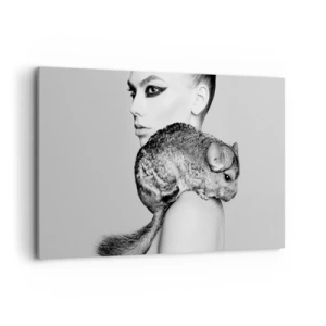 Cuadro sobre lienzo - Impresión de Imagen - Mujer estilizada con una chinchilla en una elegante composición en blanco y negro. - 120x80cm - Dama con chinchilla - Decoración de pared moderna para salón y dormitorio ARTTOR