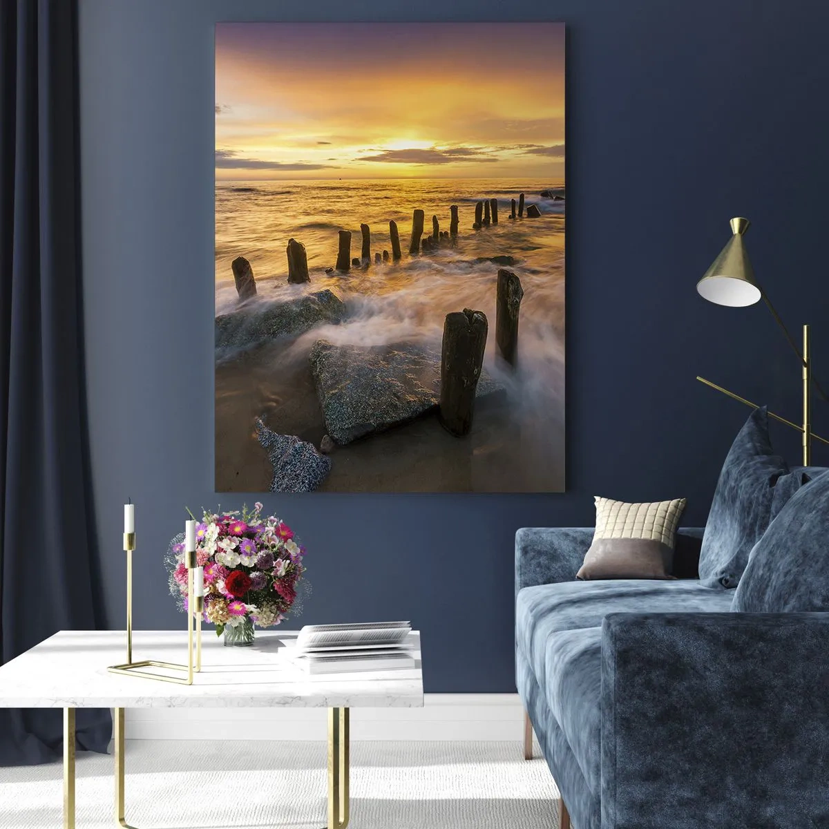 Cuadro sobre vidrio - Impresiones sobre Vidrio - Puesta de sol sobre el mar con pilotes de madera en la playa - 50x70cm - La cruda belleza del Báltico - Decoración de pared moderna para salón y dormitorio ARTTOR
