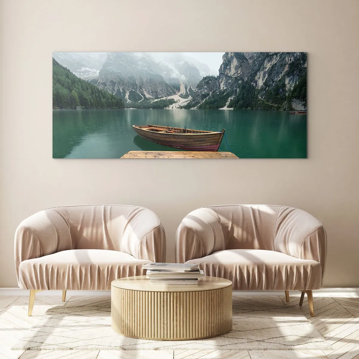 Cuadro sobre vidrio - Impresiones sobre Vidrio - Un barco de madera en un muelle en un lago rodeado de montañas. - 120x50cm - Paisaje inolvidable - Decoración de pared moderna para salón y dormitorio ARTTOR