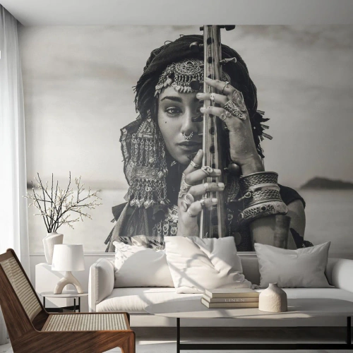 Fotomural Premium Sand - Una mujer con decoraciones orientales con un instrumento en sus manos. - 100x70cm - La música propia de Oriente - Decoración de pared moderna para salón y dormitorio ARTTOR