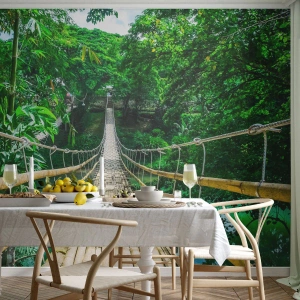 Fotomural Premium Sand - Un puente de bambú colgante sobre un río verde en un bosque tropical. - 100x70cm - Puente colgante sobre la vegetación - Decoración de pared moderna para salón y dormitorio ARTTOR