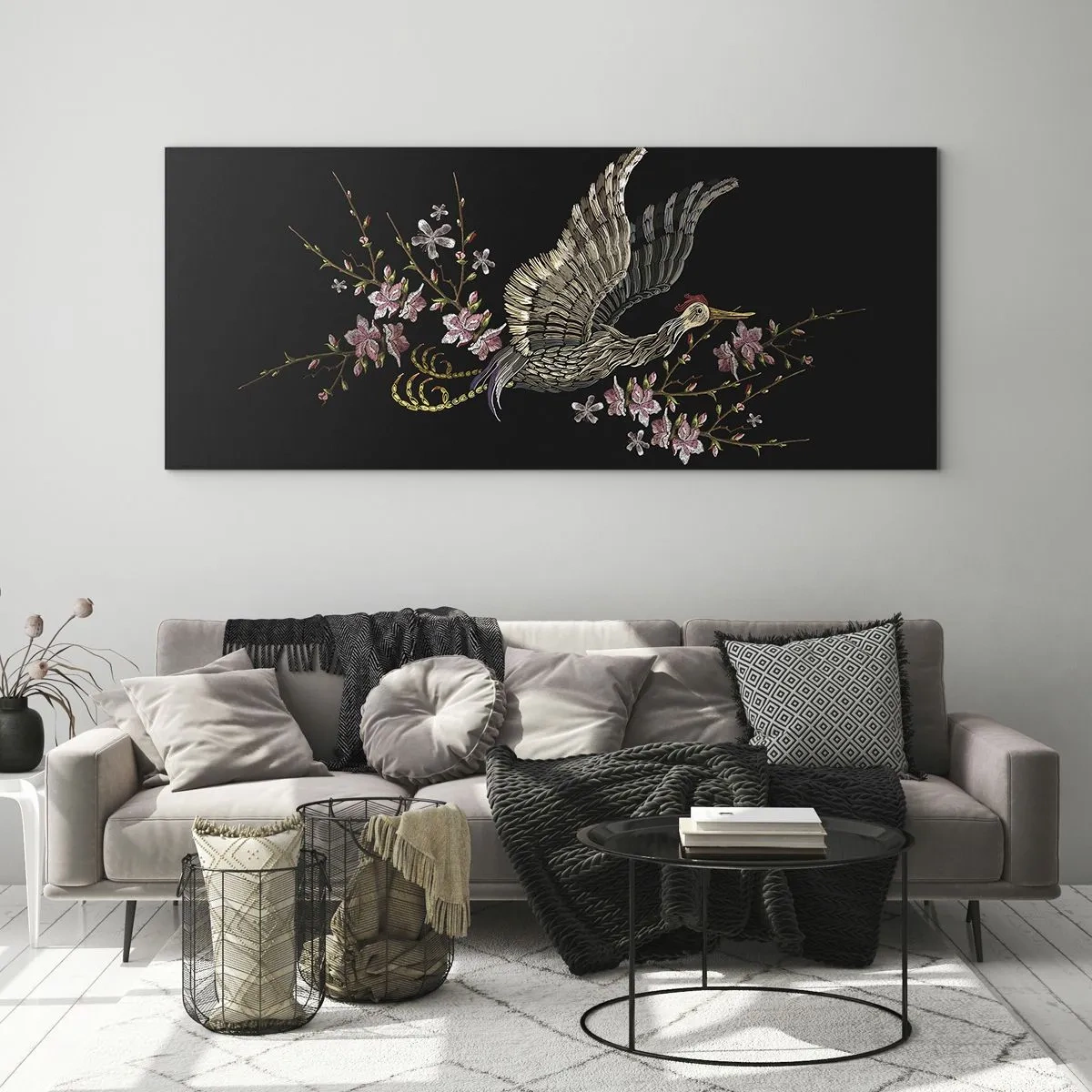 Cuadro sobre vidrio - Impresiones sobre Vidrio - Un pájaro en vuelo con flores sobre un fondo negro. - 160x50cm - Ave florida - Decoración de pared moderna para salón y dormitorio ARTTOR