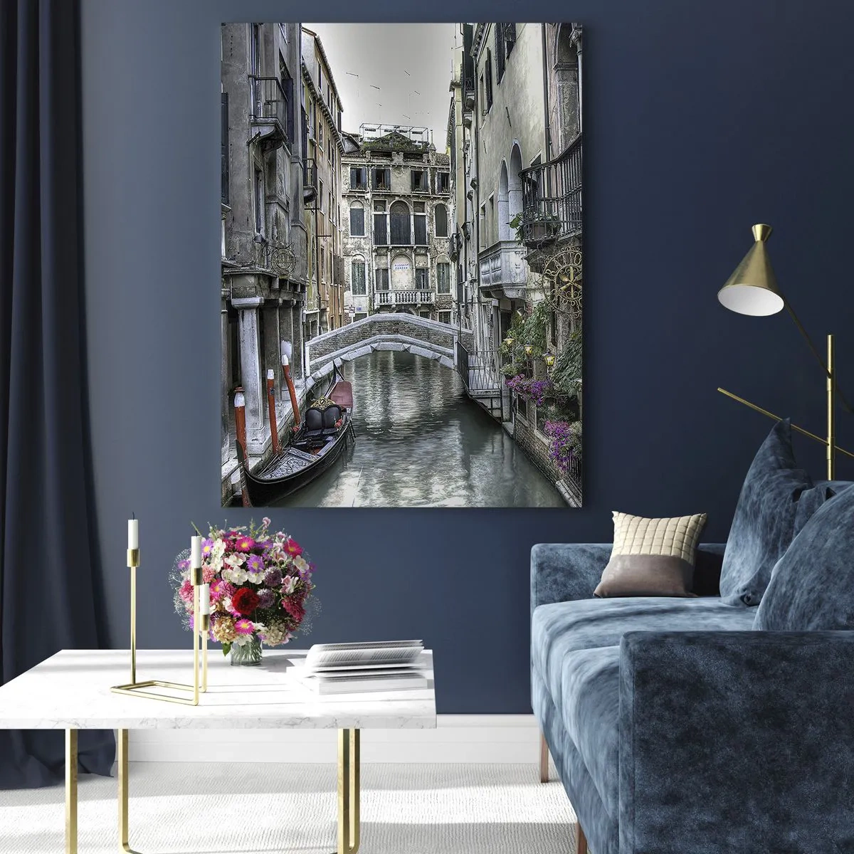 Cuadro sobre vidrio - Impresiones sobre Vidrio - Canal veneciano con góndola y puente de piedra - 80x120cm - Durante siglos, un sueño - Decoración de pared moderna para salón y dormitorio ARTTOR
