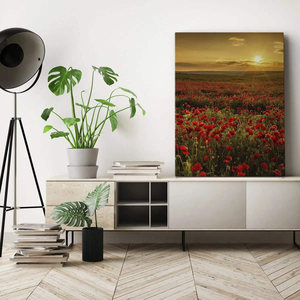 Cuadro sobre lienzo - Impresión de Imagen - Un campo de amapolas rojas bajo el resplandor del sol poniente. - 50x70cm - Entre los campos de flores - Decoración de pared moderna para salón y dormitorio ARTTOR