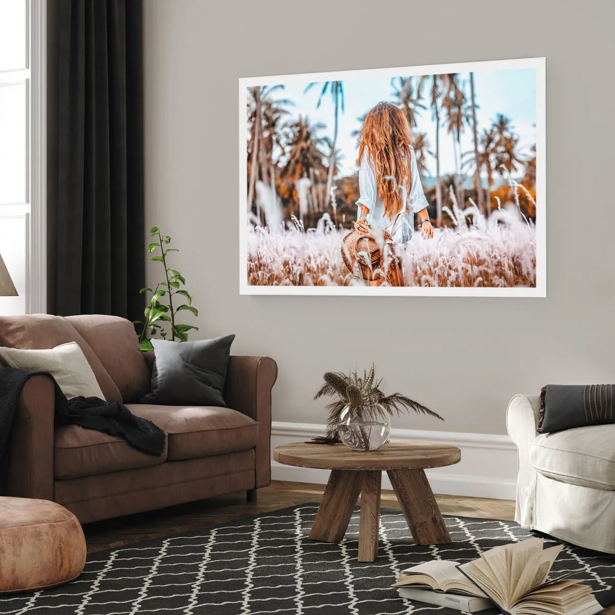 Póster - Una mujer en un campo de hierba con palmeras al fondo al atardecer. - 100x70cm - Nacida en el plumón de la Tierra - Decoración de pared moderna para salón y dormitorio ARTTOR