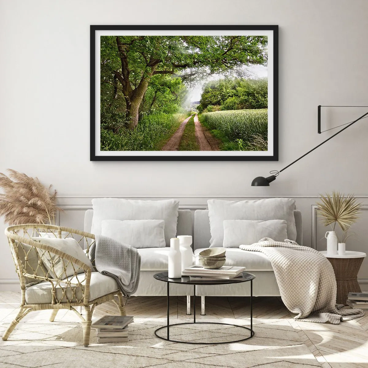 Póster en marco negro - Un camino de tierra entre árboles verdes y luz solar. - 70x50cm - Ensueño - Decoración de pared moderna para salón y dormitorio ARTTOR
