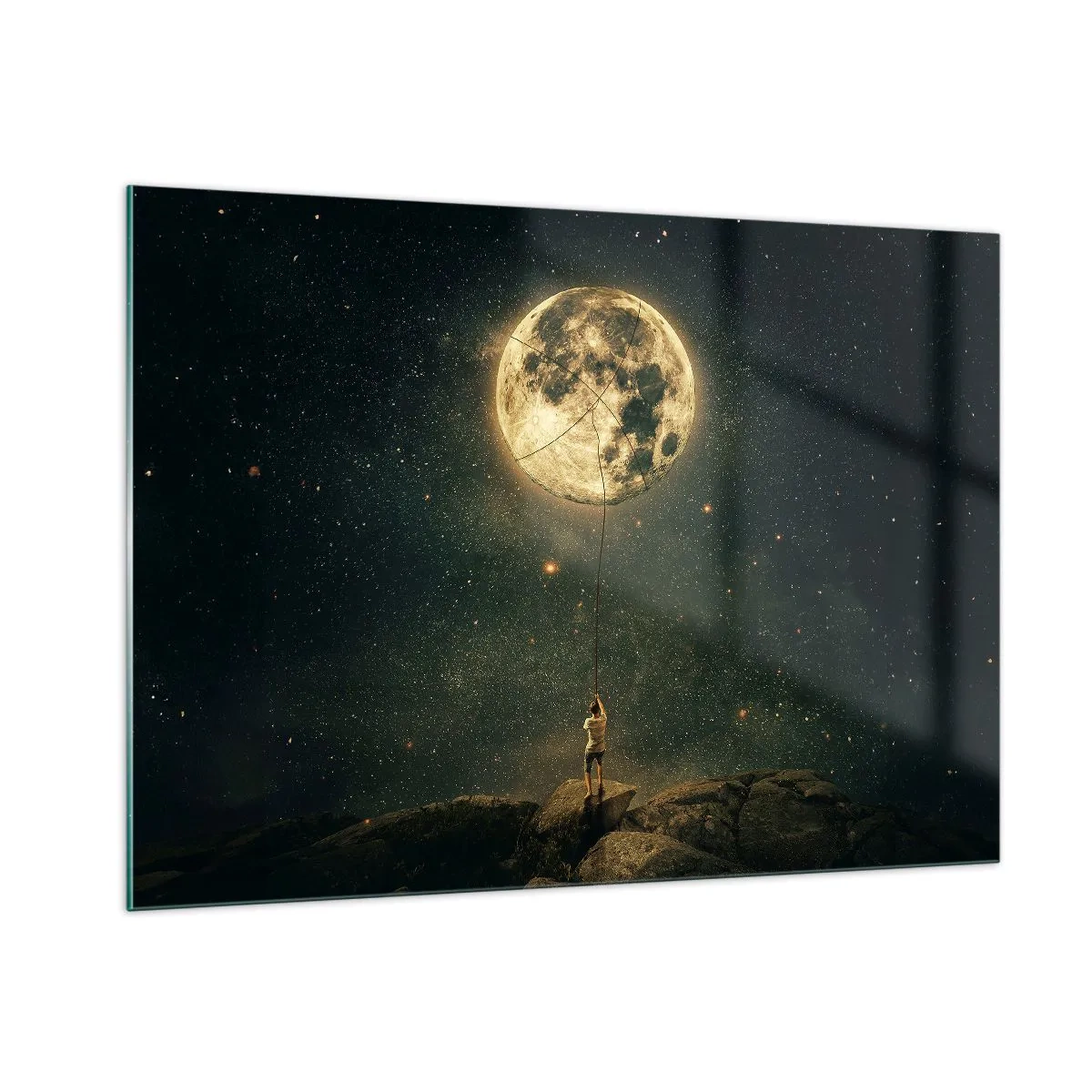 Cuadro sobre vidrio - Impresiones sobre Vidrio - Una figura en una roca sosteniendo la luna, que está atrapada en una cuerda. - 100x70cm - El que robó la luna - Decoración de pared moderna para salón y dormitorio ARTTOR