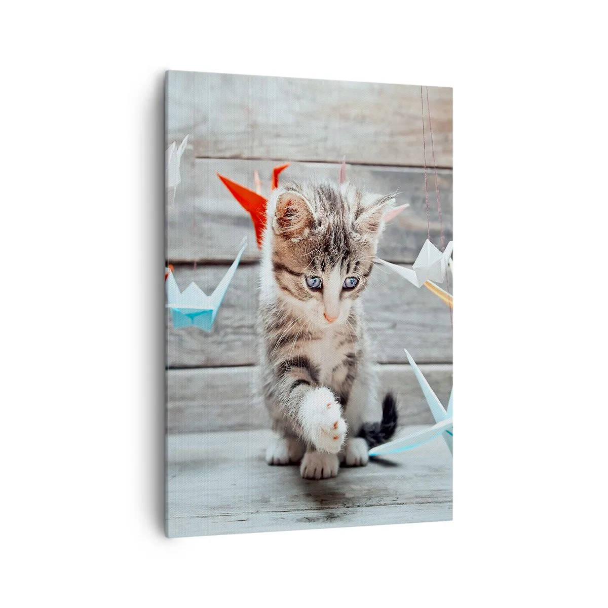 Cuadro sobre lienzo - Impresión de Imagen - Un gatito jugando con grullas de papel de origami colgantes. - 70x100cm - La primera lección - Decoración de pared moderna para salón y dormitorio ARTTOR