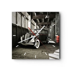 Reloj de pared - Reloj de vidrio - Un elegante coche retro en un almacén rústico - 30x30cm - La elegancia perdurable de los años 30. - Decoración de pared moderna para salón y dormitorio ARTTOR