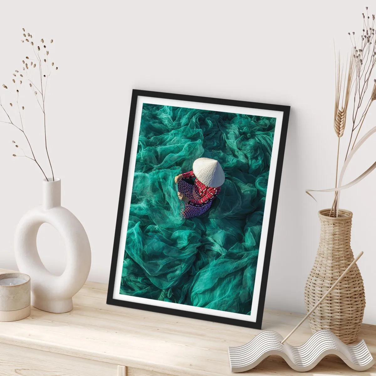 Póster en marco negro - Una persona con sombrero entre redes de pesca verdes. - 50x70cm - En un mar de redes - Decoración de pared moderna para salón y dormitorio ARTTOR