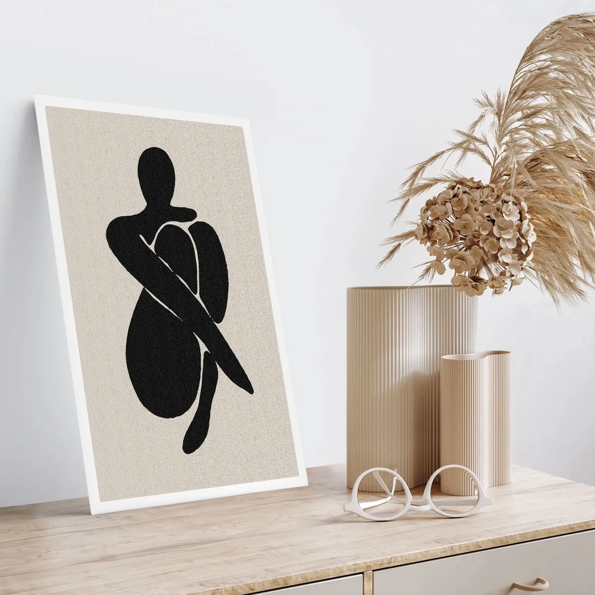 Póster - Figura abstracta en pose con los brazos alrededor del cuerpo, ilustración en blanco y negro - 50x70cm - En mi propio abrazo - Decoración de pared moderna para salón y dormitorio ARTTOR
