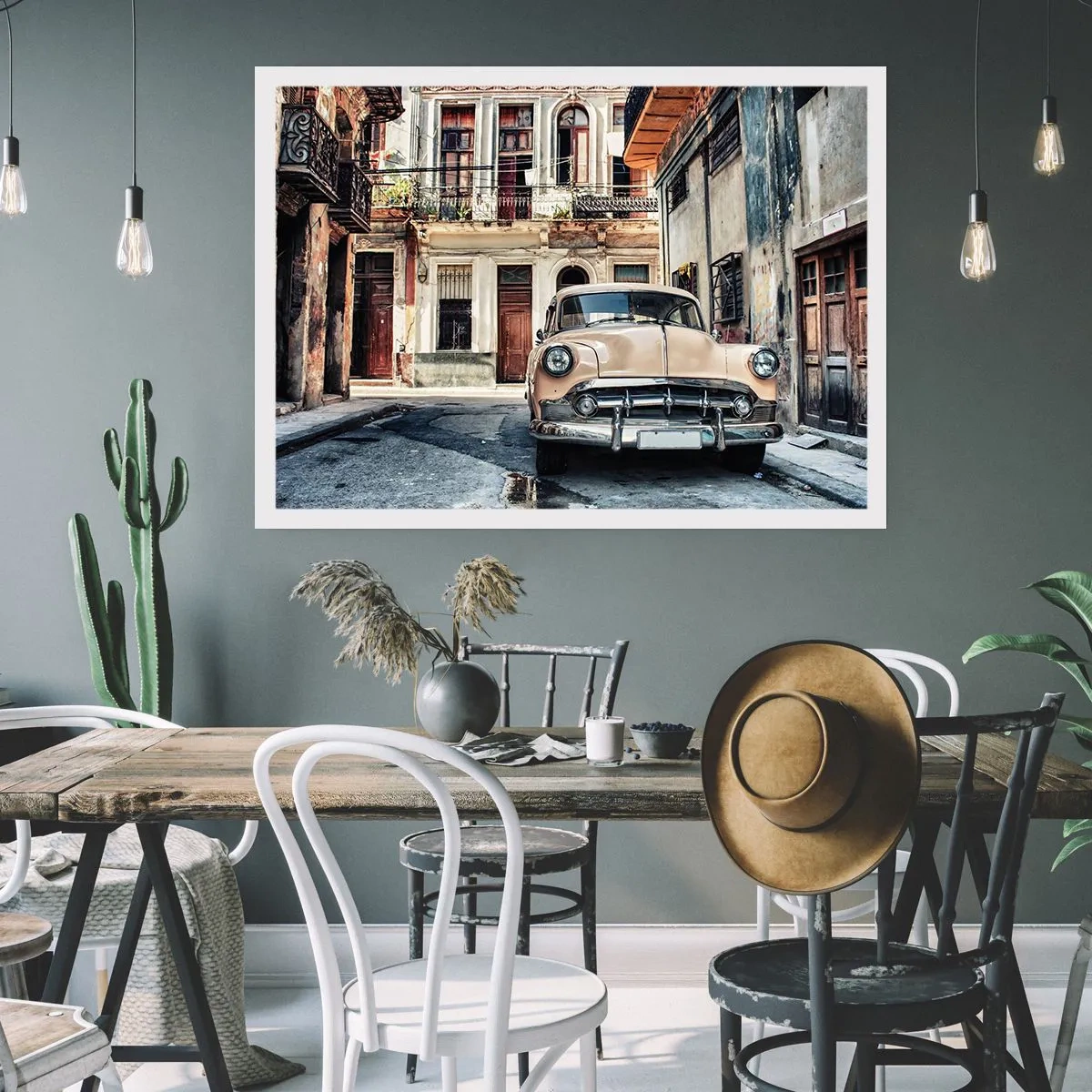 Póster - Un coche clásico con la arquitectura urbana como telón de fondo - 100x70cm - Siesta en La Habana - Decoración de pared moderna para salón y dormitorio ARTTOR