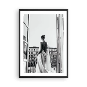 Póster en marco negro - Una mujer vestida de blanco en un balcón con vistas a la ciudad. - 50x70cm - Despertar de los sentidos - Decoración de pared moderna para salón y dormitorio ARTTOR