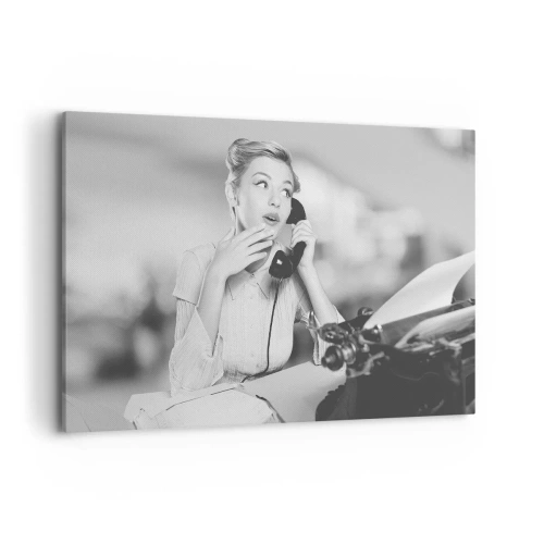 Cuadro sobre lienzo - Impresión de Imagen - Una mujer hablando por teléfono frente a una máquina de escribir. - 120x80cm - ¿Diga?, estamos en los años 50. - Decoración de pared moderna para salón y dormitorio ARTTOR