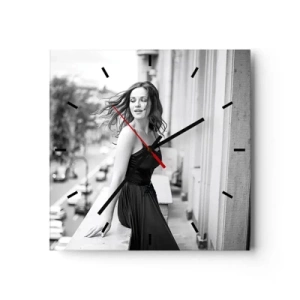 Reloj de pared - Reloj de vidrio - Fotografía en blanco y negro de una mujer en un balcón. - 30x30cm - Ciertamente, parisina - Decoración de pared moderna para salón y dormitorio ARTTOR