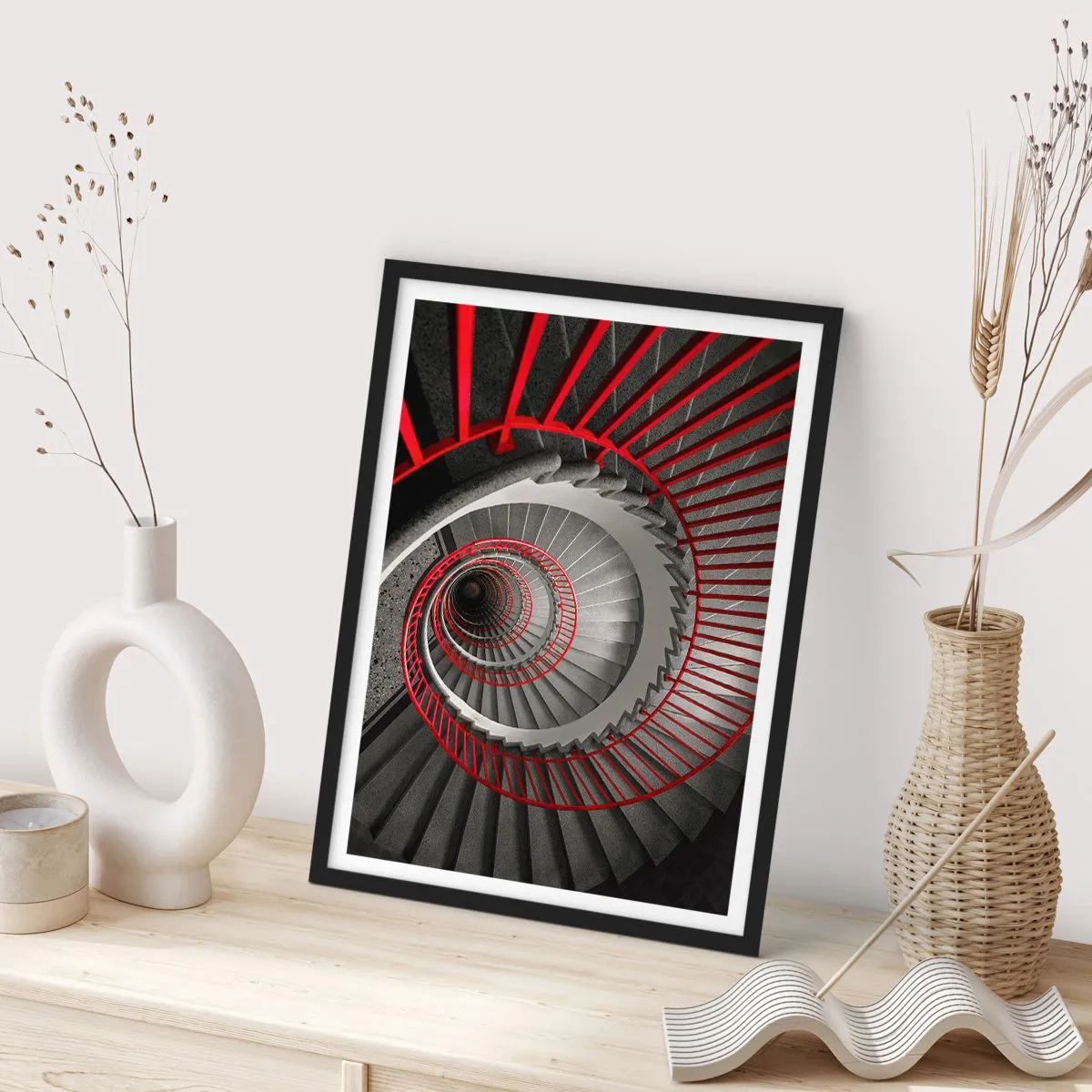 Póster en marco negro - Escalera de caracol en blanco y negro con pasamanos rojos. - 50x70cm - Juegos arquitectónicos - Decoración de pared moderna para salón y dormitorio ARTTOR