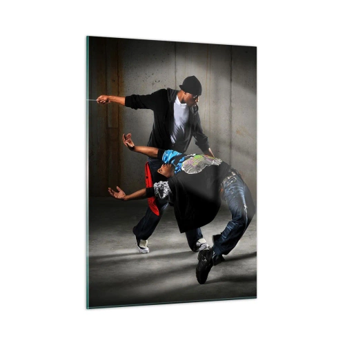 Cuadro sobre vidrio - Impresiones sobre Vidrio - Un grupo de bailarines en una pose dinámica sobre un fondo industrial. - 50x70cm - Bailando con el viento de la calle - Decoración de pared moderna para salón y dormitorio ARTTOR