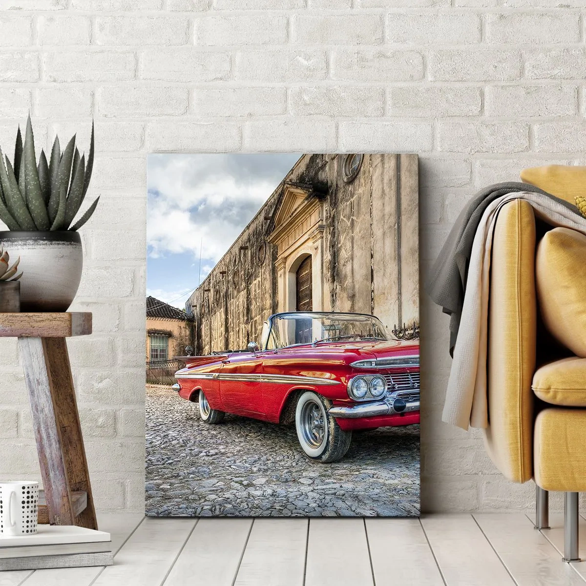 Cuadro sobre lienzo - Impresión de Imagen - Coche clásico rojo en una calle adoquinada - 70x100cm - Emociones cubanas - Decoración de pared moderna para salón y dormitorio ARTTOR