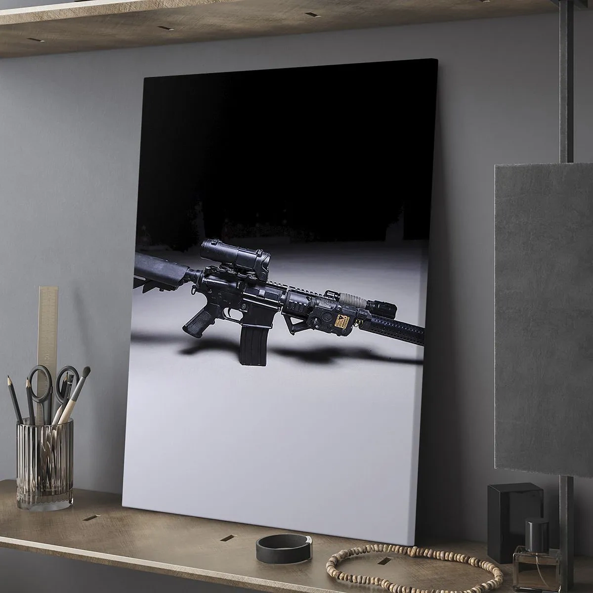 Cuadro sobre lienzo - Impresión de Imagen - Un rifle moderno en negro sobre un fondo oscuro. - 50x70cm - Un caballero oscuro - Decoración de pared moderna para salón y dormitorio ARTTOR