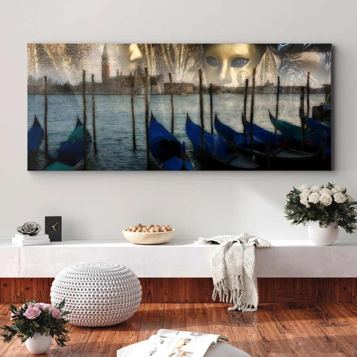 Cuadro sobre lienzo - Impresión de Imagen - Máscaras de carnaval veneciano y góndolas con la ciudad y el agua como telón de fondo. - 140x50cm - El tiempo de carnaval ha comenzado - Decoración de pared moderna para salón y dormitorio ARTTOR