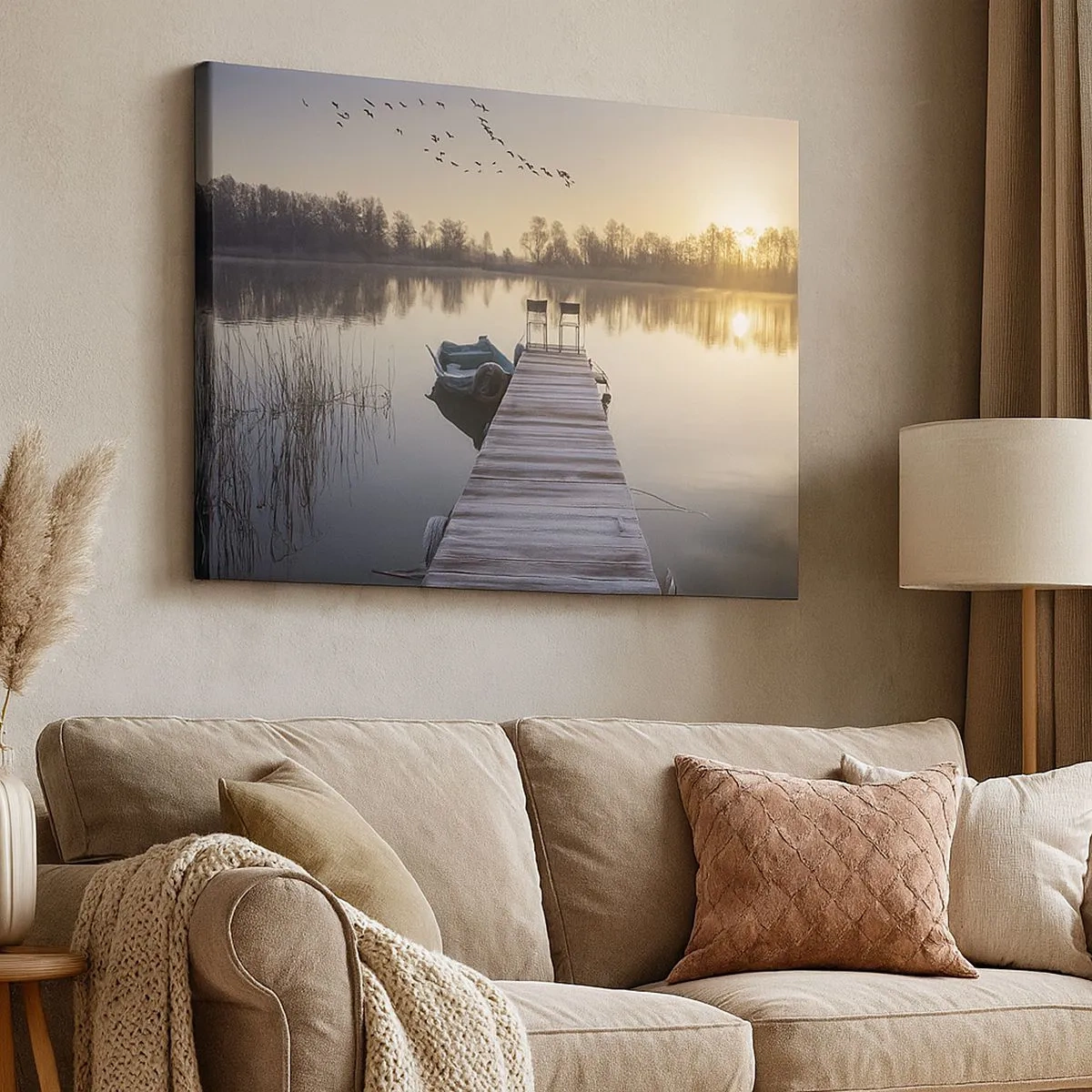 Cuadro sobre lienzo - Impresión de Imagen - Un muelle junto al lago por la mañana con un barco y sillas. - 70x50cm - Volveré en un rato - Decoración de pared moderna para salón y dormitorio ARTTOR