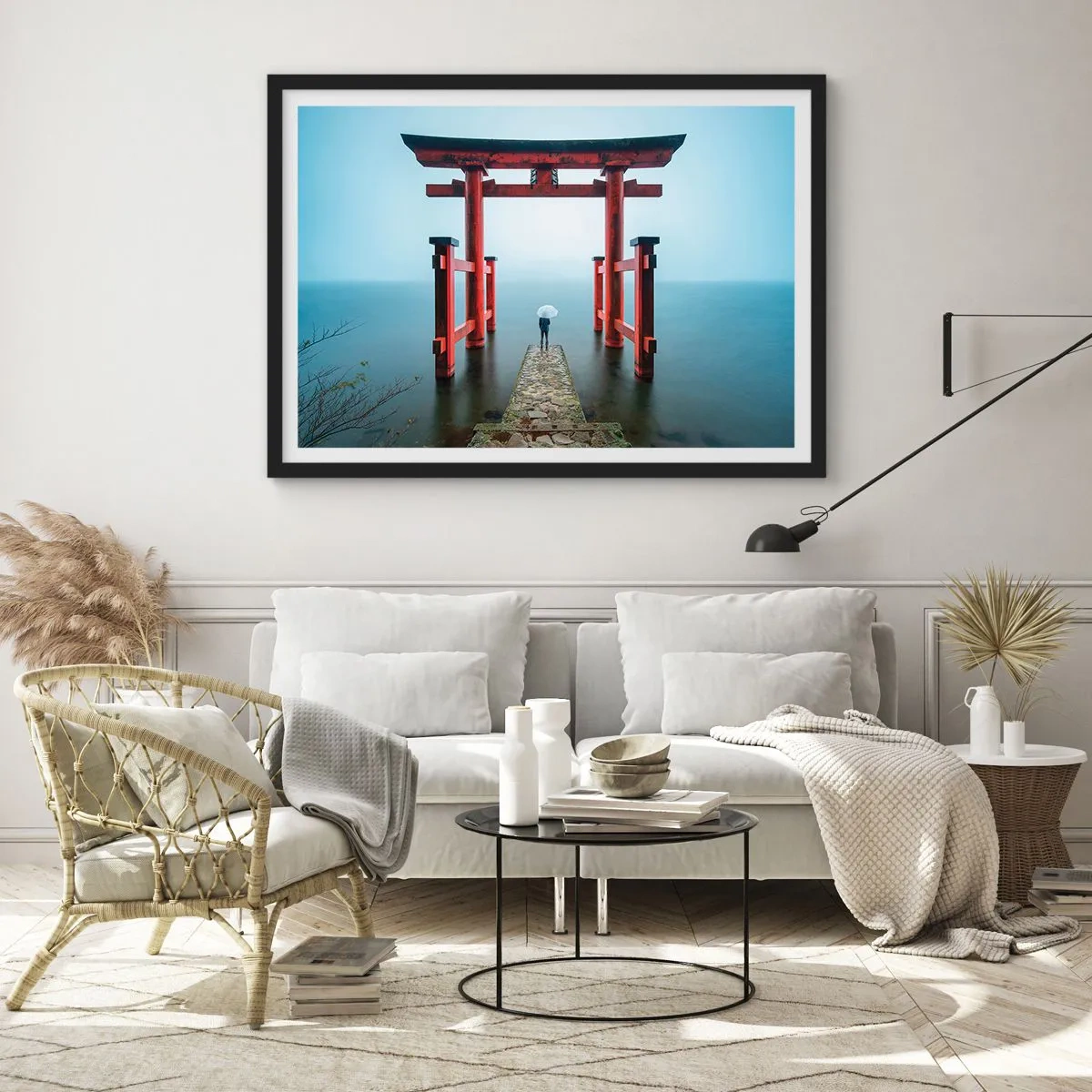 Póster en marco negro - Una puerta torii con vistas a un lago tranquilo en Japón - 70x50cm - Ensueño japonés - Decoración de pared moderna para salón y dormitorio ARTTOR