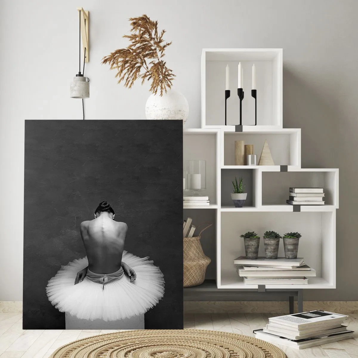 Cuadro sobre vidrio - Impresiones sobre Vidrio - Una bailarina de ballet en una pose clásica sobre un fondo oscuro. - 70x100cm - Rodeada de pétalos - Decoración de pared moderna para salón y dormitorio ARTTOR