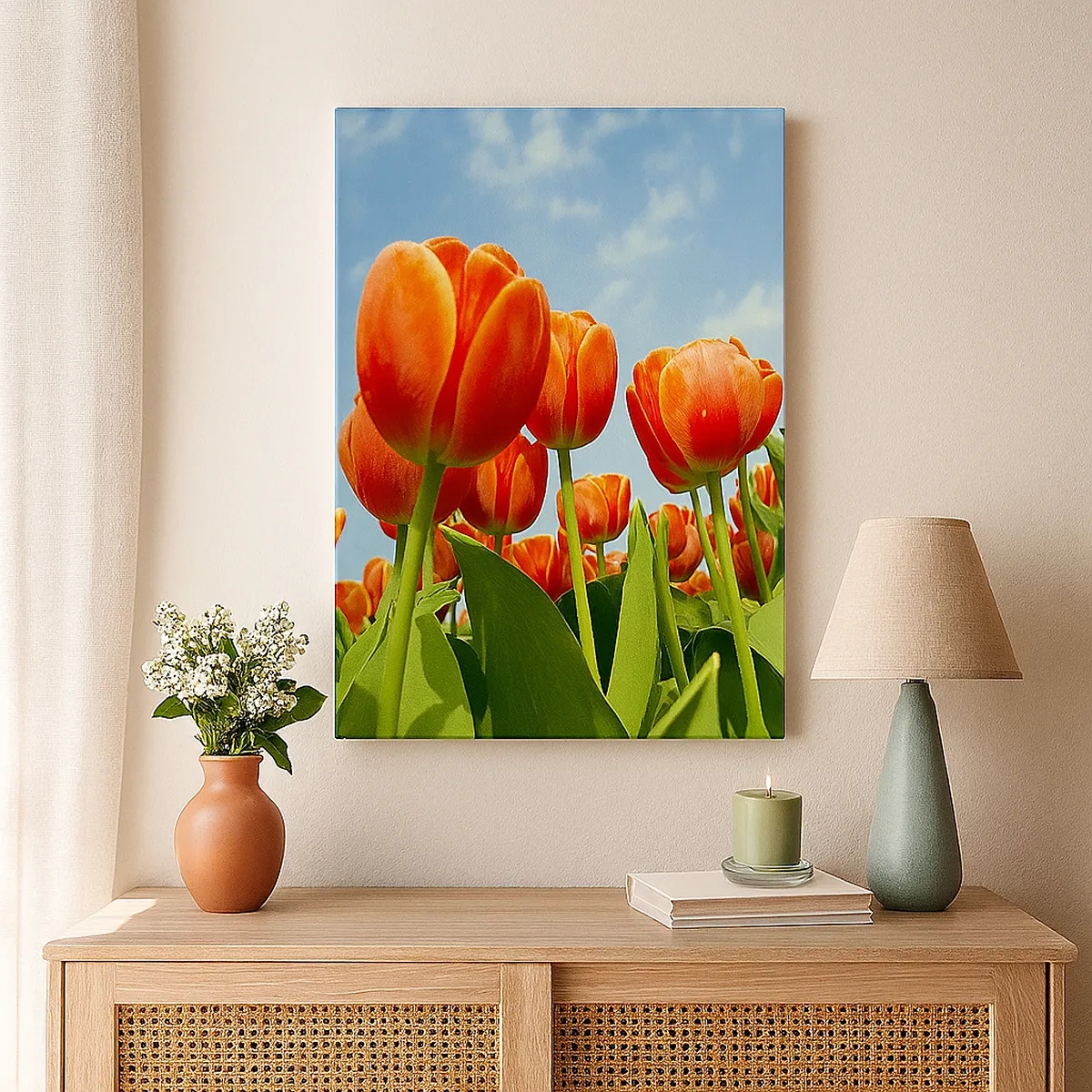 Cuadro sobre lienzo - Impresión de Imagen - Un campo de tulipanes rojos y naranjas contra un cielo azul. - 50x70cm - Excepto el cielo azul no necesitan nada en la vida - Decoración de pared moderna para salón y dormitorio ARTTOR