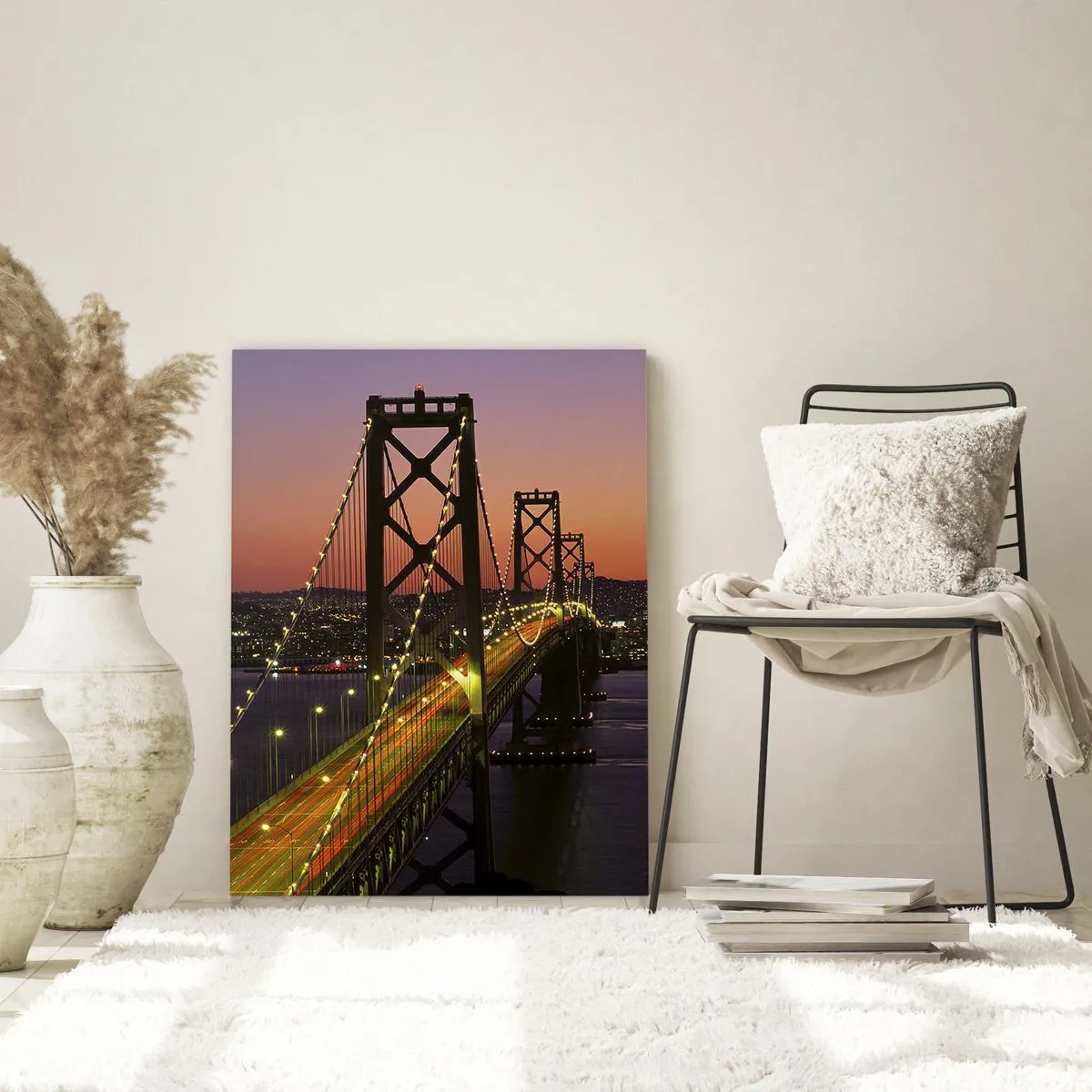 Cuadro sobre vidrio - Impresiones sobre Vidrio - Un puente iluminado por la noche sobre el agua con una vista panorámica de la ciudad. - 70x100cm - Tarde violeta - Decoración de pared moderna para salón y dormitorio ARTTOR