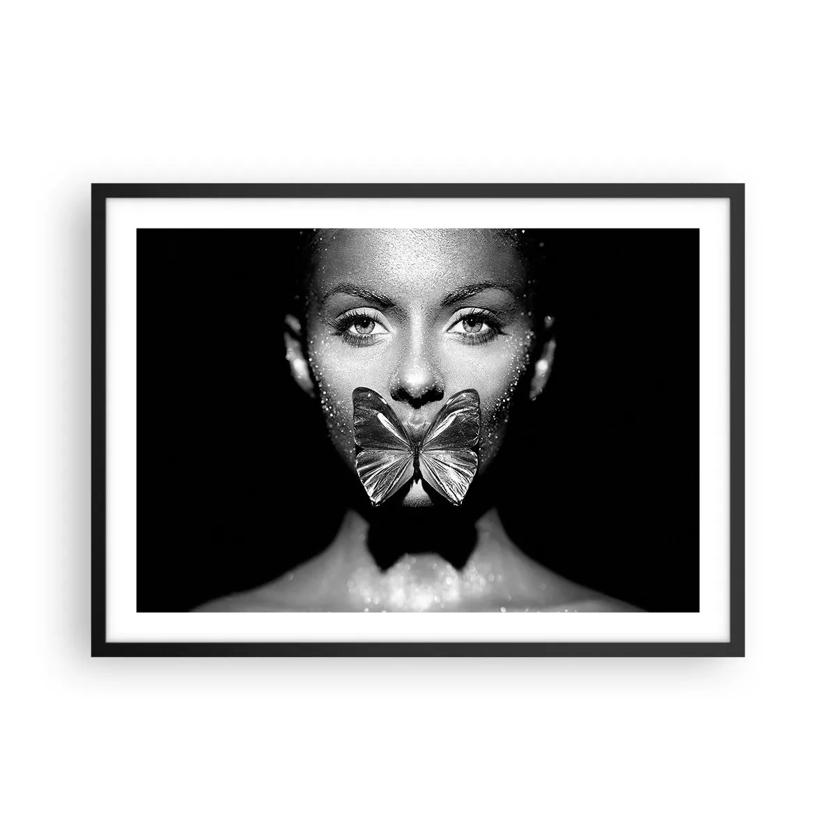Póster en marco negro - Rostro de mujer en blanco y negro con una mariposa en los labios. - 70x50cm - Beso de mariposa - Decoración de pared moderna para salón y dormitorio ARTTOR