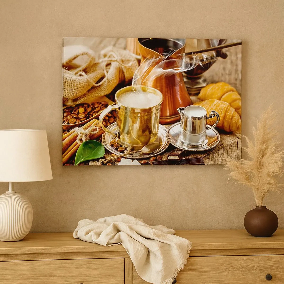 Cuadro sobre lienzo - Impresión de Imagen - Una taza de café dorada rodeada de granos, jarras y croissants. - 70x50cm - Que tengas un buen día - Decoración de pared moderna para salón y dormitorio ARTTOR