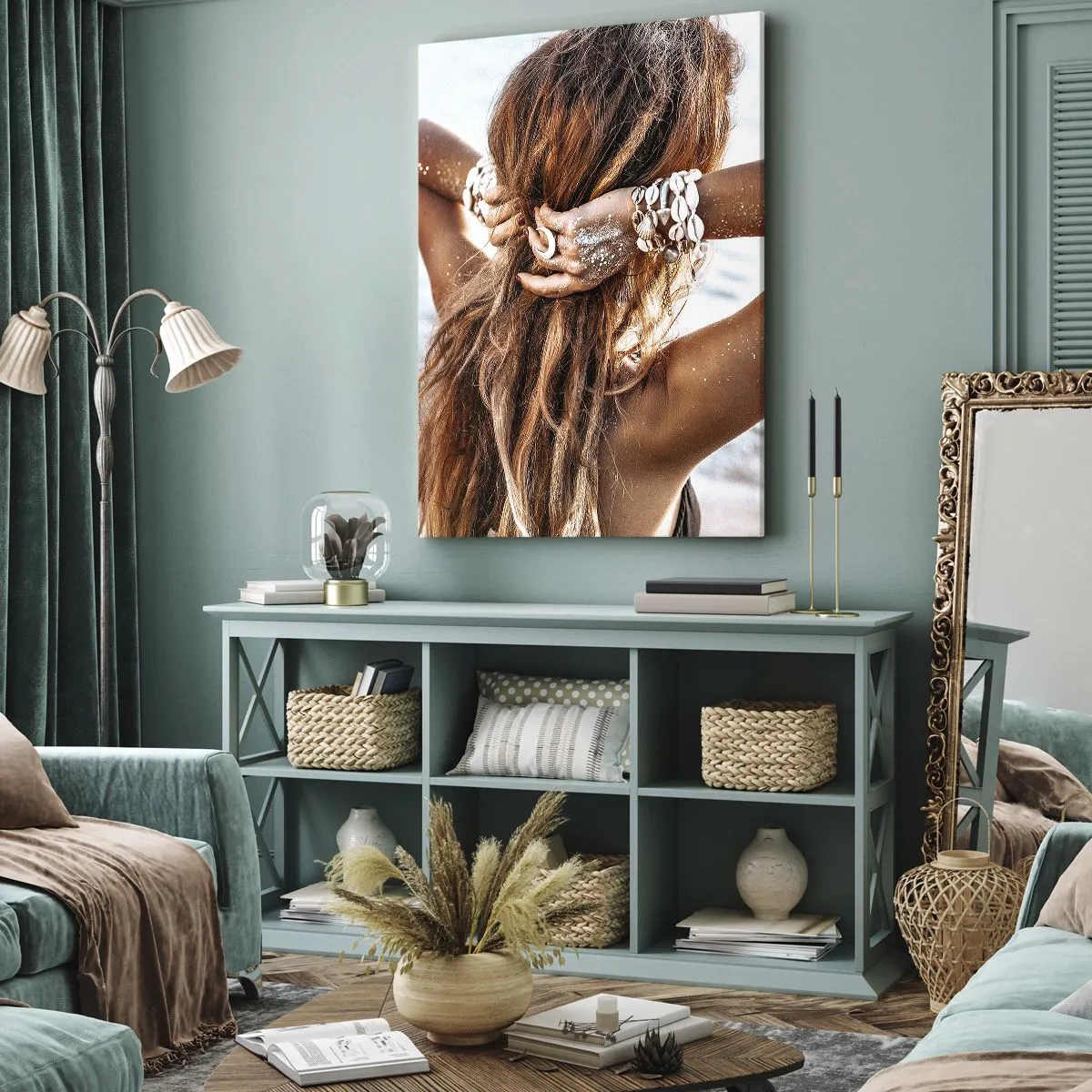 Cuadro sobre lienzo - Impresión de Imagen - Una mujer en la playa con su cabello ondeando al sol. - 50x70cm - Hermanada con el agua y el sol - Decoración de pared moderna para salón y dormitorio ARTTOR