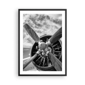 Póster en marco negro - Una fotografía en blanco y negro de la hélice de un avión contra el cielo. - 50x70cm - Conquistador de los cielos - Decoración de pared moderna para salón y dormitorio ARTTOR