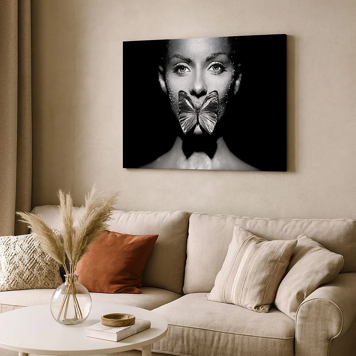 Cuadro sobre lienzo - Impresión de Imagen - Rostro de mujer en blanco y negro con una mariposa en los labios. - 70x50cm - Beso de mariposa - Decoración de pared moderna para salón y dormitorio ARTTOR