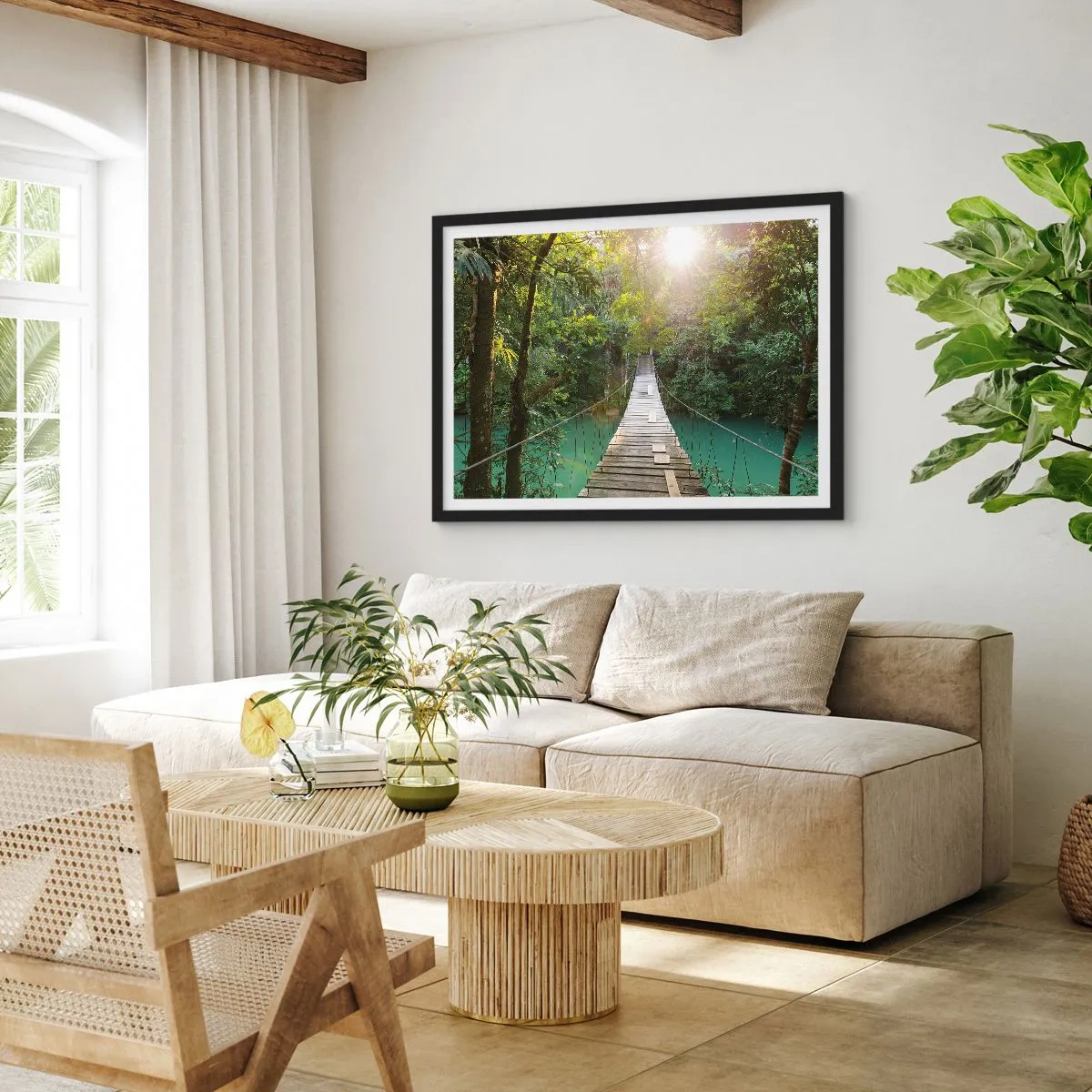 Póster en marco negro - Un puente colgante en un bosque tropical iluminado por la luz del sol. - 70x50cm - Sobre el agua azul hacia el bosque - Decoración de pared moderna para salón y dormitorio ARTTOR
