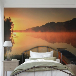 Fotomural Premium Sand - Un barco en un lago tranquilo al amanecer. - 100x70cm - Amanecer sobre el agua como la superficie de un espejo - Decoración de pared moderna para salón y dormitorio ARTTOR