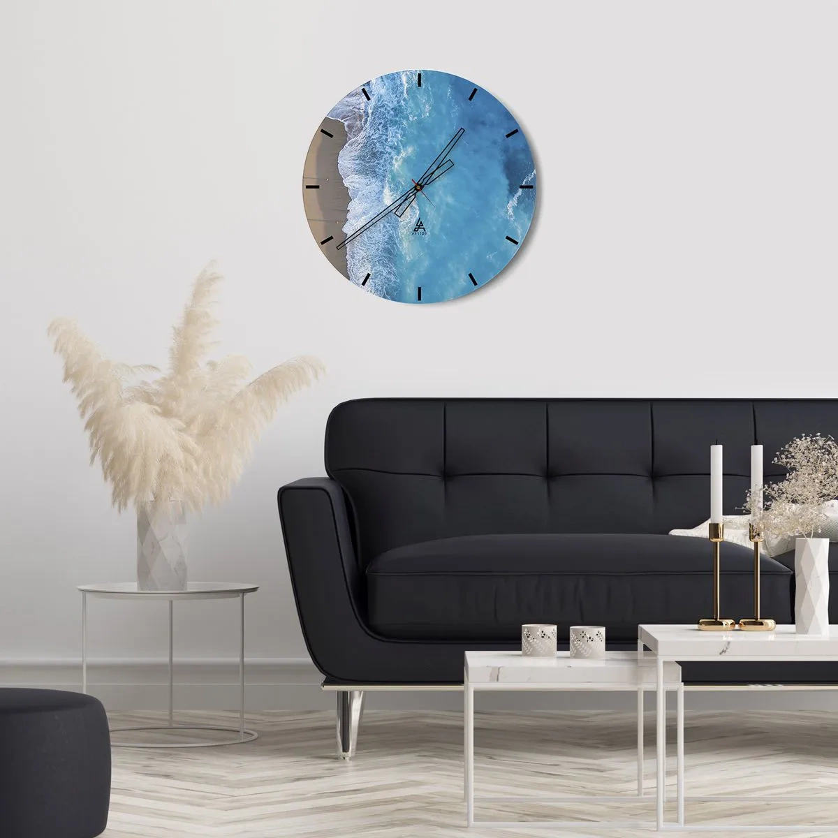 Reloj de pared - Reloj de vidrio - Una vista aérea de las olas del océano rompiendo en una playa de arena. - 30x30cm - El poder del azul - Decoración de pared moderna para salón, cocina y dormitorio ARTTOR