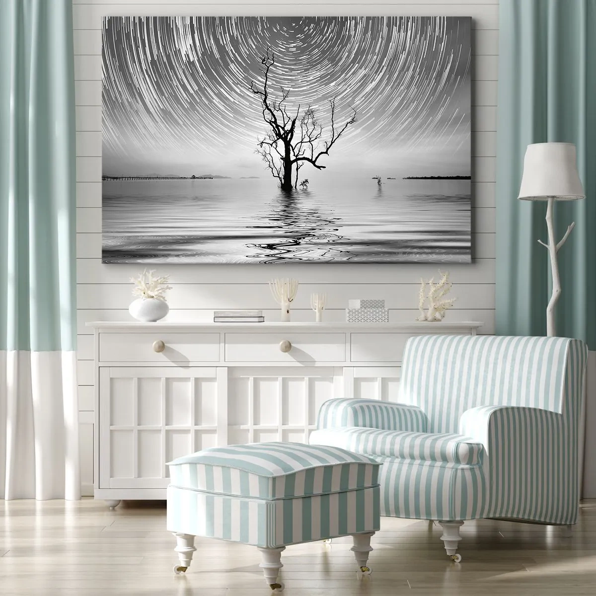 Cuadro sobre lienzo - Impresión de Imagen - Un árbol en el agua bajo un cielo nocturno con estrellas en movimiento. - 100x70cm - Una sinfonía de la naturaleza - Decoración de pared moderna para salón y dormitorio ARTTOR