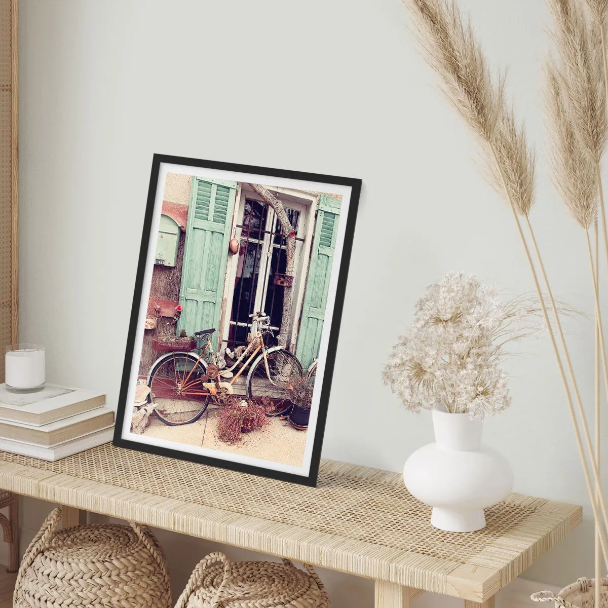 Póster en marco negro - Una bicicleta vieja delante de unas contraventanas verdes de madera. - 50x70cm - La vida rural - Decoración de pared moderna para salón y dormitorio ARTTOR