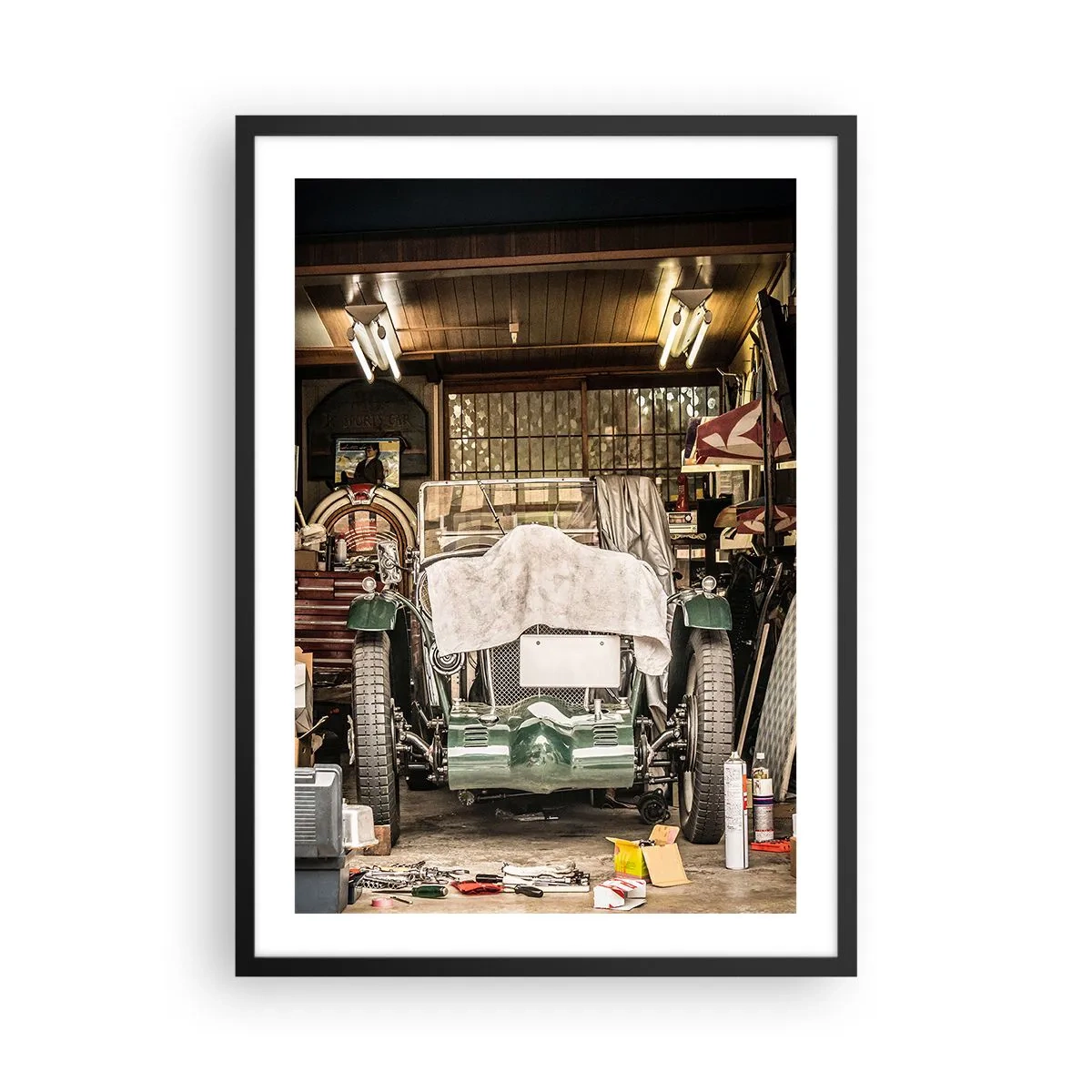 Póster en marco negro - Un coche antiguo en un garaje rodeado de herramientas. - 50x70cm - Volver al pasado - Decoración de pared moderna para salón y dormitorio ARTTOR