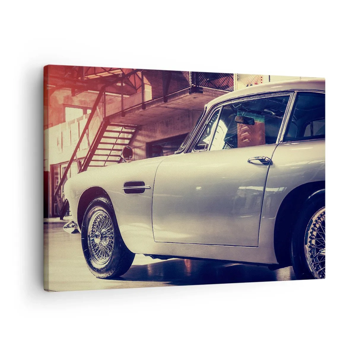 Cuadro sobre lienzo - Impresión de Imagen - Un coche clásico en un elegante garaje con un interior industrial. - 70x50cm - Los clásicos no envejecen - Decoración de pared moderna para salón y dormitorio ARTTOR
