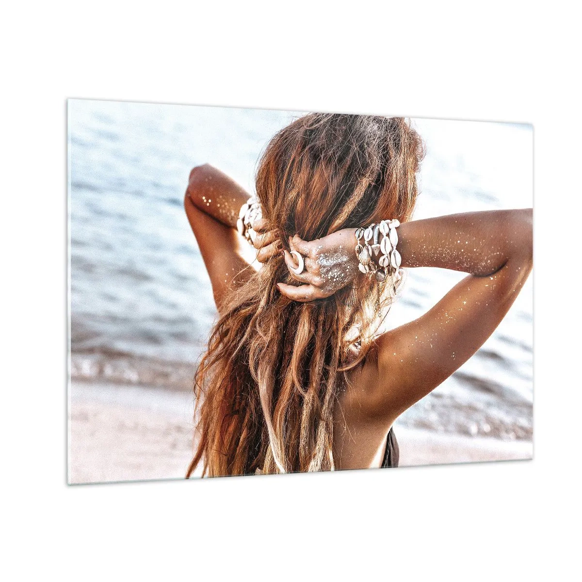 Cuadro sobre vidrio - Impresiones sobre Vidrio - Una mujer con cabello largo en la playa, rodeada de conchas y arena. - 100x70cm - Hermanada con el agua y el sol - Decoración de pared moderna para salón y dormitorio ARTTOR