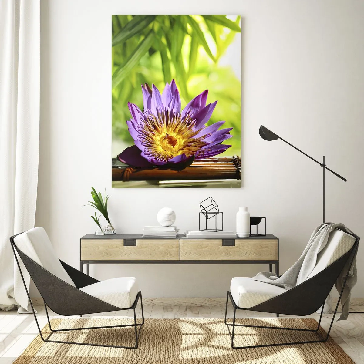 Cuadro sobre vidrio - Impresiones sobre Vidrio - Flor de loto púrpura sobre un fondo de hojas de bambú verdes. - 70x100cm - Bajo el sol de Asia - Decoración de pared moderna para salón y dormitorio ARTTOR