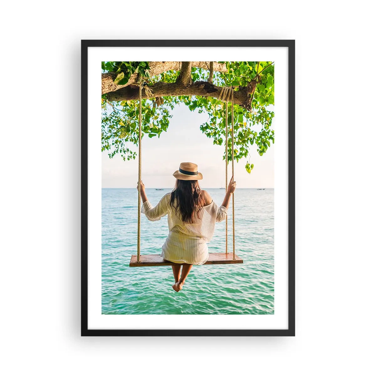 Póster en marco negro - Mujer en un columpio junto al mar en un entorno tropical - 50x70cm - La vida es bella - Decoración de pared moderna para salón y dormitorio ARTTOR