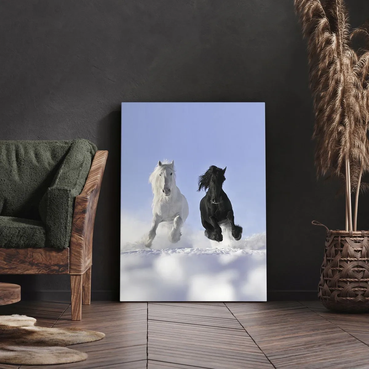 Cuadro sobre lienzo - Impresión de Imagen - Un caballo blanco y uno negro galopando por la nieve. - 70x100cm - Galope blanco y negro - Decoración de pared moderna para salón y dormitorio ARTTOR